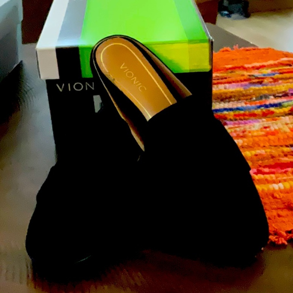 Vionic size 8 black mules. Front bow detail.